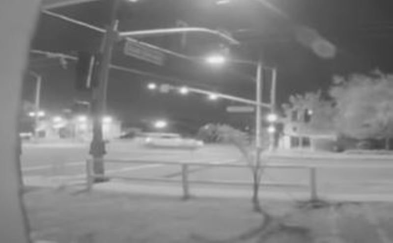 Momento del impacto del vehículo en Escondido, California.