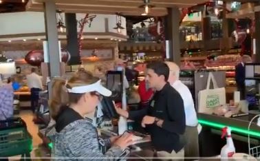 Un periodista que fue por un sandwich grabó el lugar. 