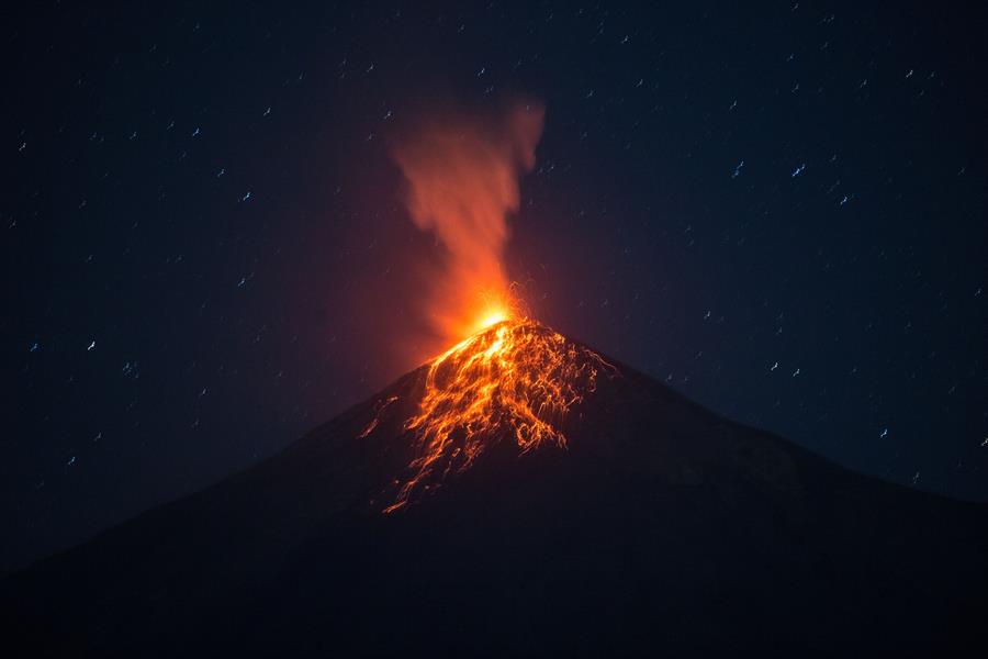 Vista del Volcán de Fuego desde Alotenango. (Foto Prensa Libre: EFE)