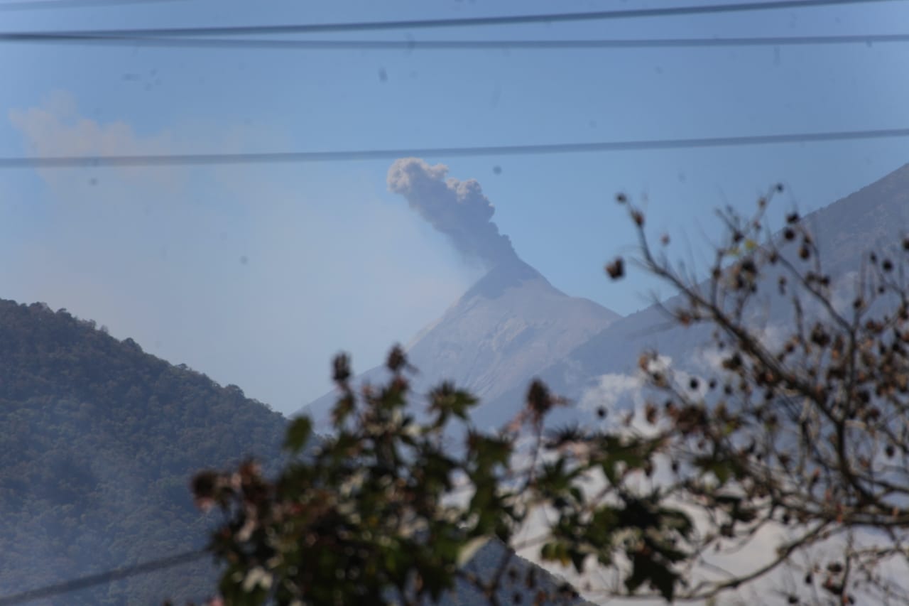 Comunidades de tres departamentos rodean el volcán de Fuego, que está en fase eruptiva. (Foto: Byron García)