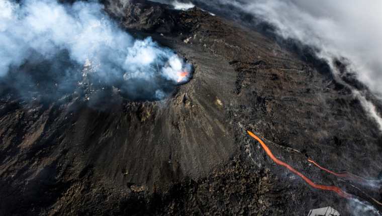 El volcán Pacaya continúa en erupción y representa algún tipo de peligro para poblaciones cercanas. (Foto Prensa Libre: Cortesía Sergio Izquierdo)