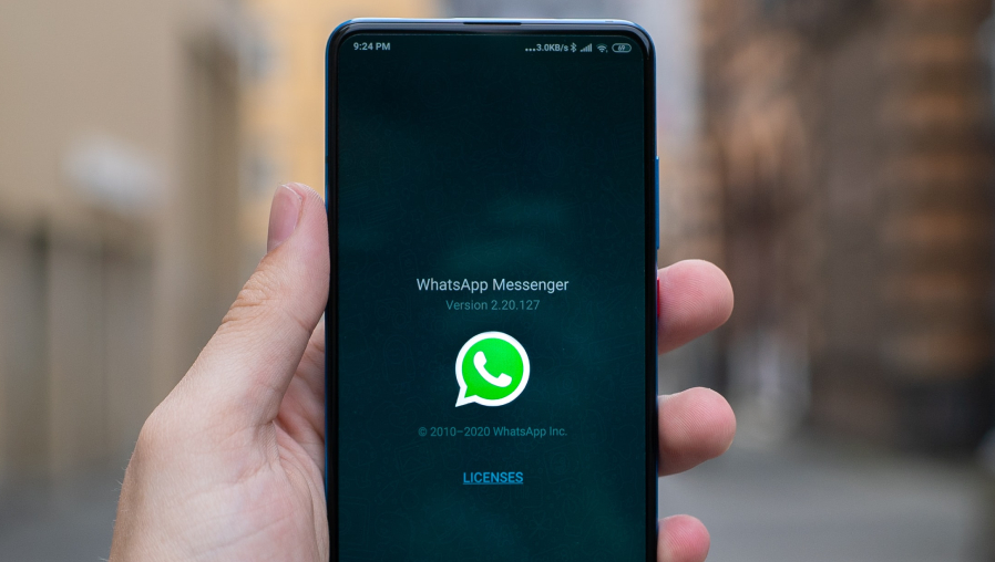 WhatsApp podría eliminar cuentas de usuarios que utilicen app modificadas. (Foto Prensa Libre: Unsplash)