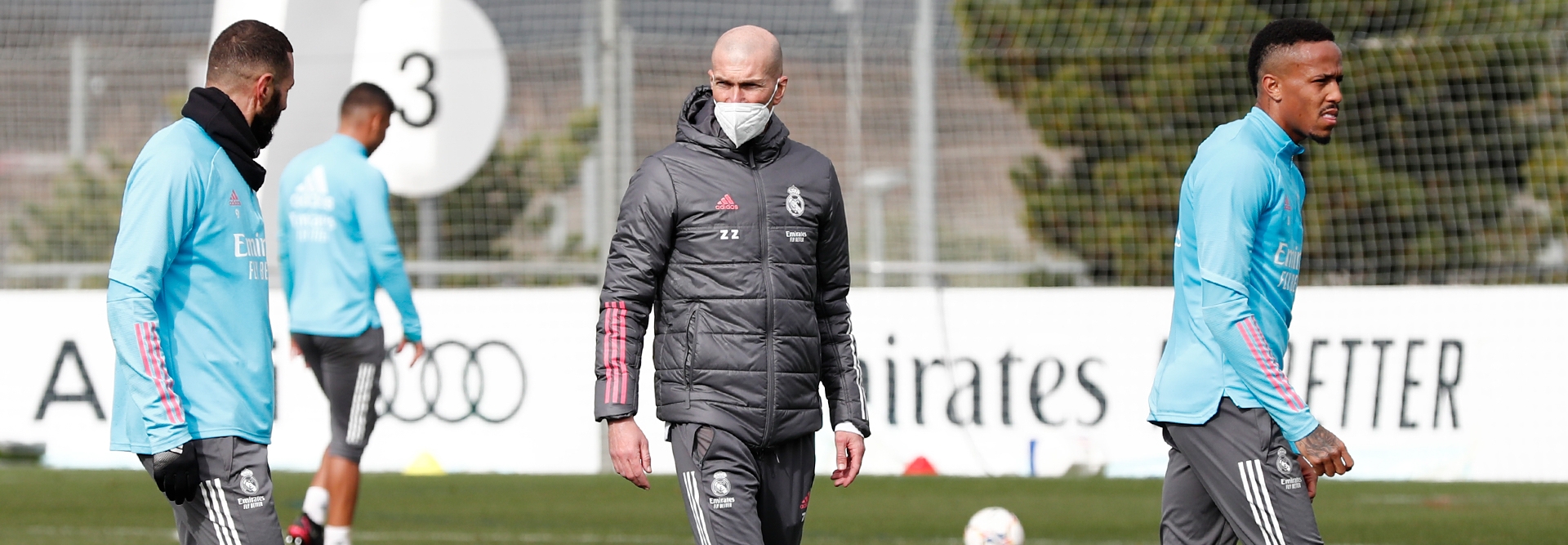 Zinedine Zidane durante el entrenamiento de este martes con el Real Madrid. (Foto Prensa Libre: Twitter Real Madrid)