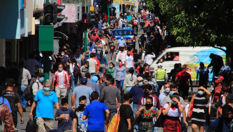 A pesar de estar vigente la pandemia y sus recomendaciones sanitarias muchos guatemaltecos no respetan el distanciamiento social. Fotografía: Prensa Libre. 