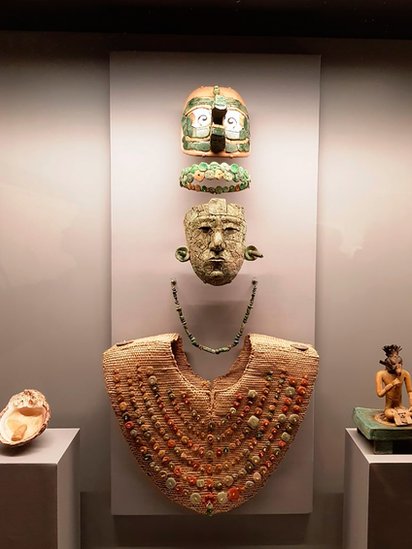 El ajuar funerario de la Reina Roja consta de siete piezas —máscara, diadema, collar, pectoral, tocado, concha y figurilla—.