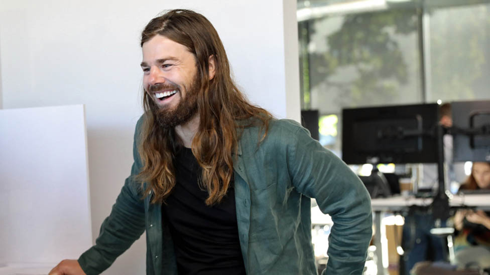 Dan Price recortó su salario en US$1 millón, hipotecó sus dos casas y renunció a sus acciones, al mismo tiempo que le subió el sueldo a sus empleados en 2015.