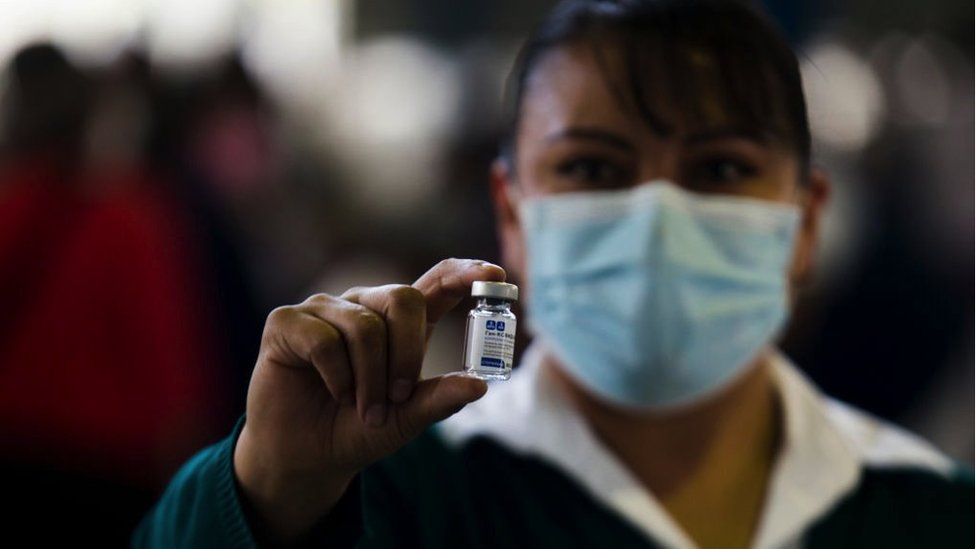 México fue el primer país de América Latina en comenzar la vacunación de covid-19 y ya aplicó más de dos millones dedosis entre sus 126 millones de habitantes.