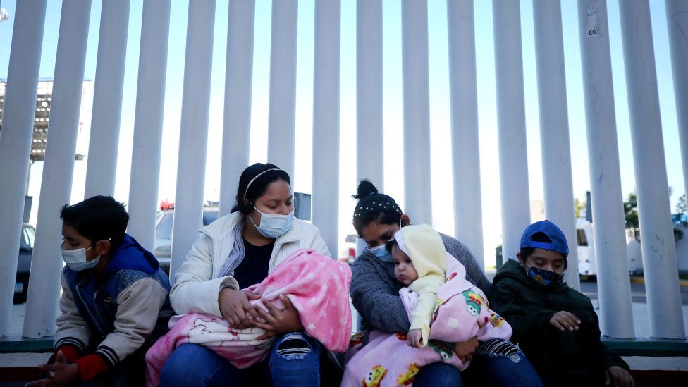Casi 450.000 personas han sido expulsadas de la frontera sur de EE.UU. bajo la orden Título 42 entre marzo de 2020 y enero de 2021, según cifras oficiales. (GETTY IMAGES)
