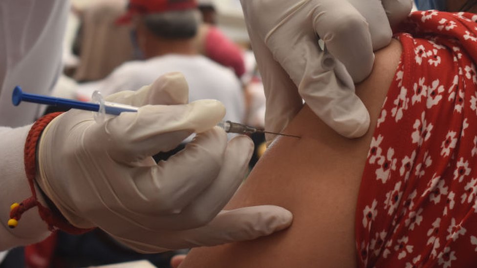 Las autoridades médicas intentan definir cuál es la mejor forma de administrar las dosis de las vacunas.