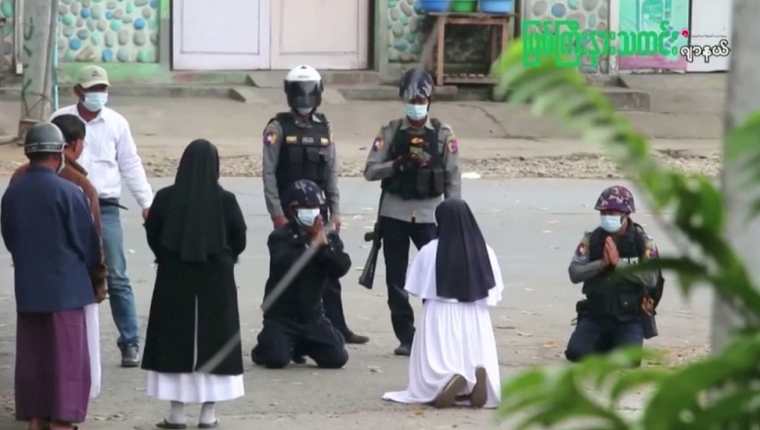 La imagen salió en televisión y conmocionó al mundo: la monja Ann Rose Nu Tawng arrodillada frente a varios policías para proteger a unos niños y residentes.
