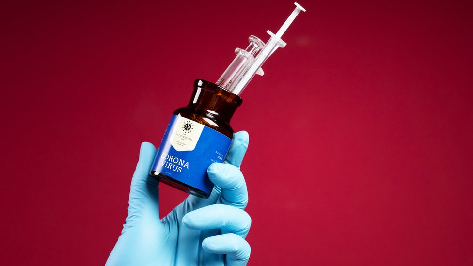 Aplicarse la vacuna del coronavirus no es una carta blanca para ignorar las medidas de salud como el distanciamiento físico y el lavado de manos, advierte la Organización Mundial de la Salud (OMS).
