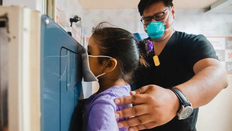 Un médico realiza una radiografía a una niña en la clínica TB Móvil de la ONG Socios en Salud en Perú.