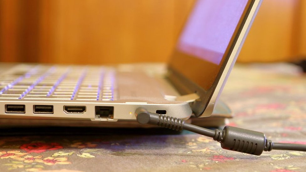 ¿Es mejor tener la laptop enchufada todo el tiempo o usar la batería? Esto dicen los expertos