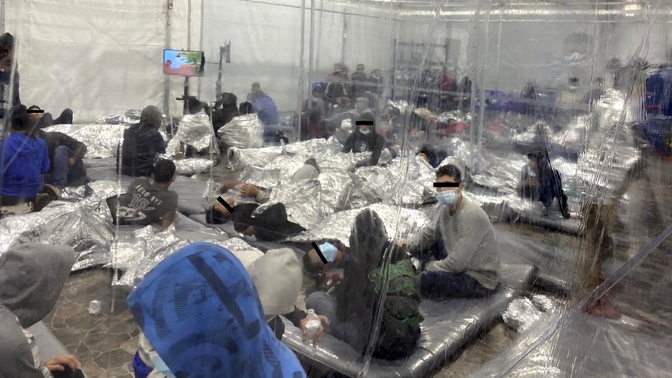 Estas imágenes han generado preocupación sobre las condiciones de los centros de detención de migrantes en la frontera con México.