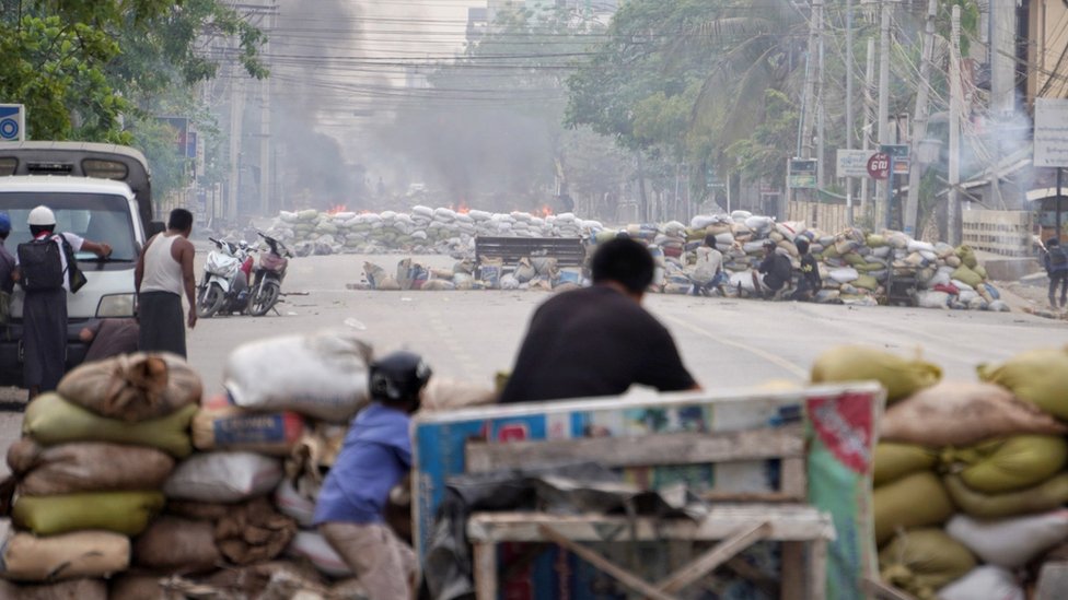 Las manifestaciones se suceden en Mandalay, y por todo el país, desde el mes pasado. (REUTERS)