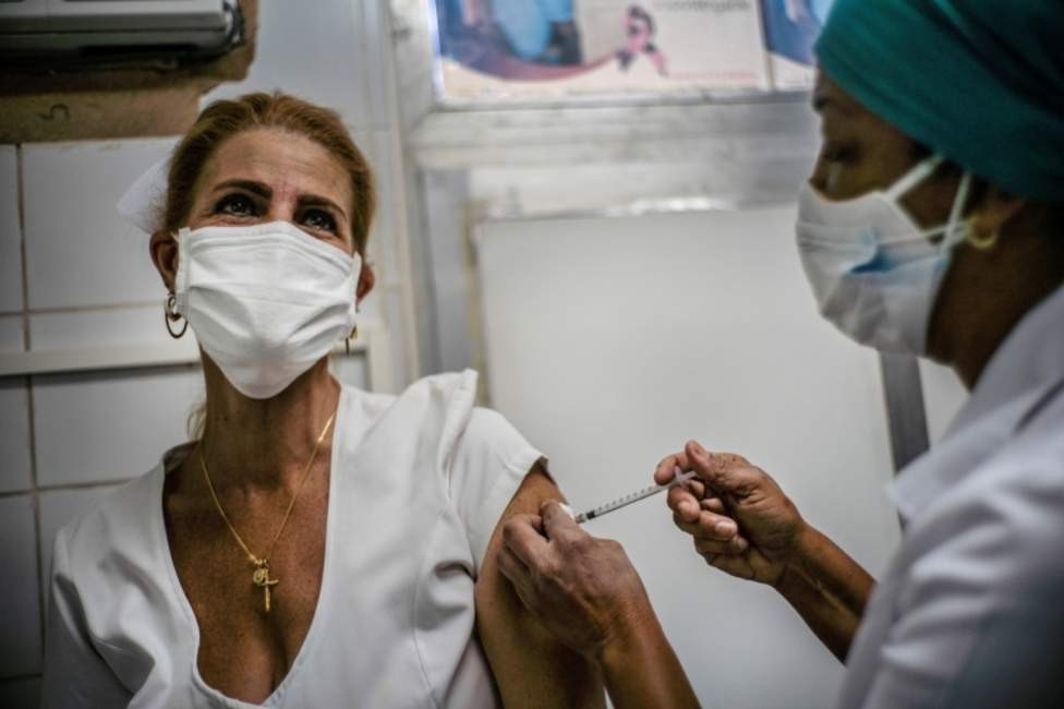 Miles de trabajadores de la salud cubanos recibirán la vacuna Soberana 02.