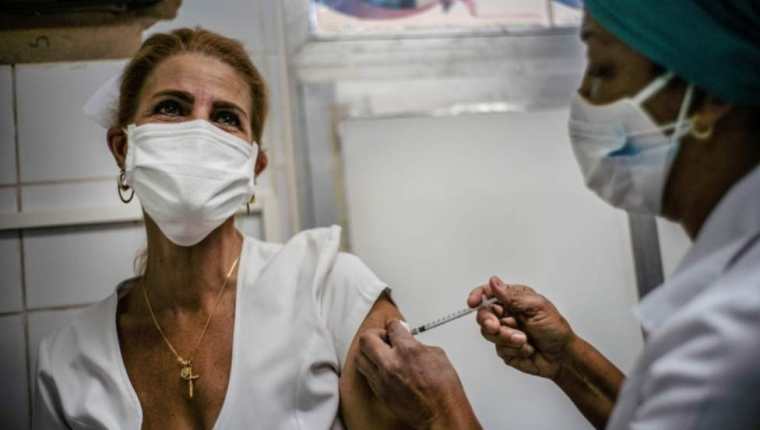 Miles de trabajadores de la salud cubanos recibirán la vacuna Soberana 02.