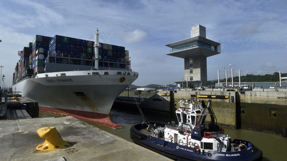 Por el Canal de Panamá pasan unos 12.000 barcos cada año.