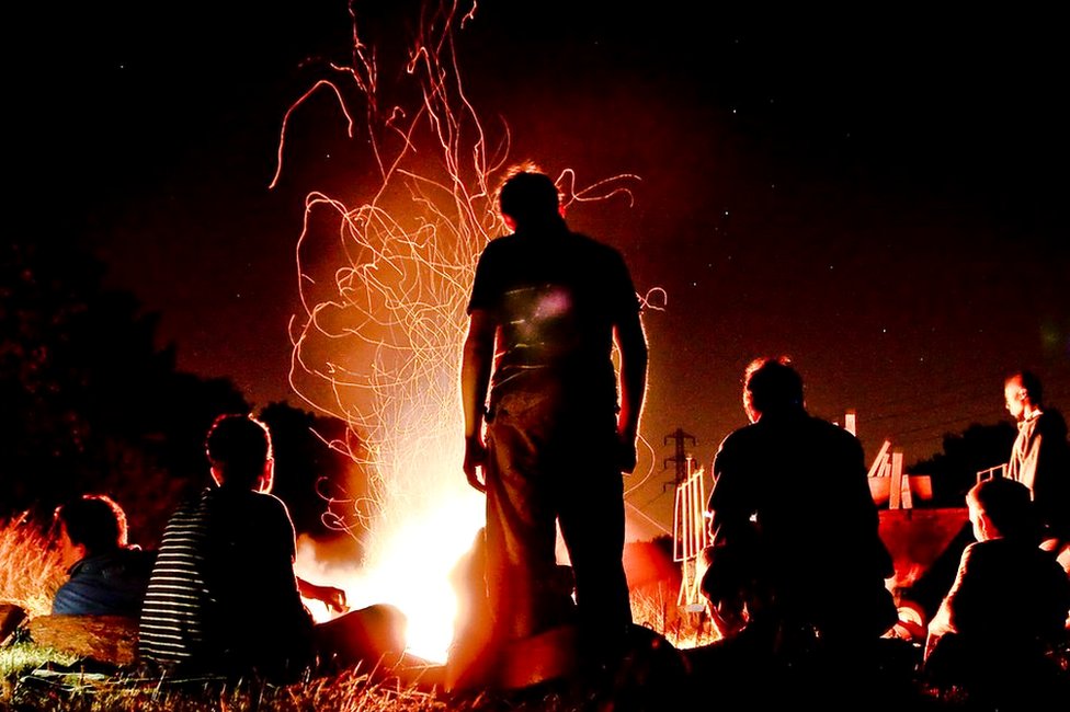 La excepcional relación de la humanidad con la energía empezó hace cientos de miles de años, con el descubrimiento del fuego. (GETTY IMAGES)