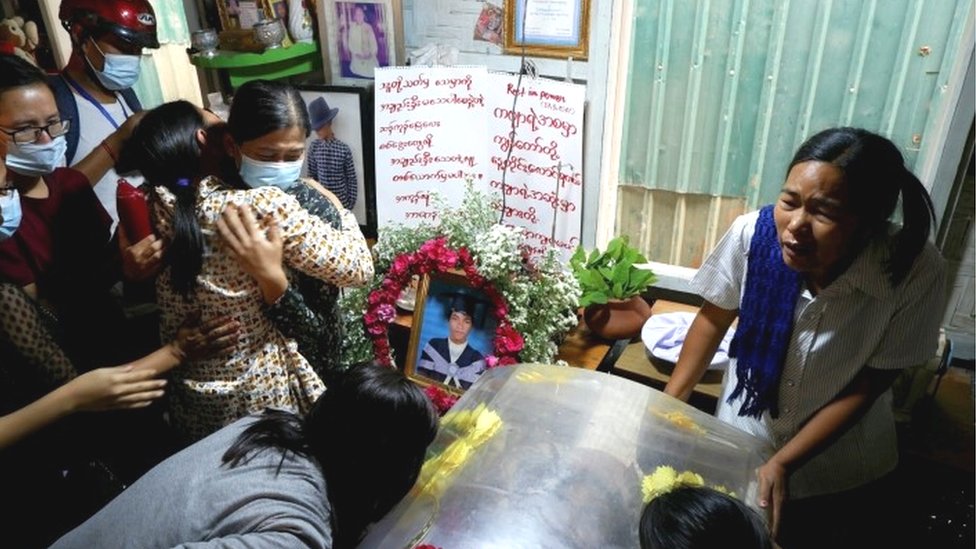 Funeral del manifestante Kyaw Win Maung en Mandalay, el domingo.