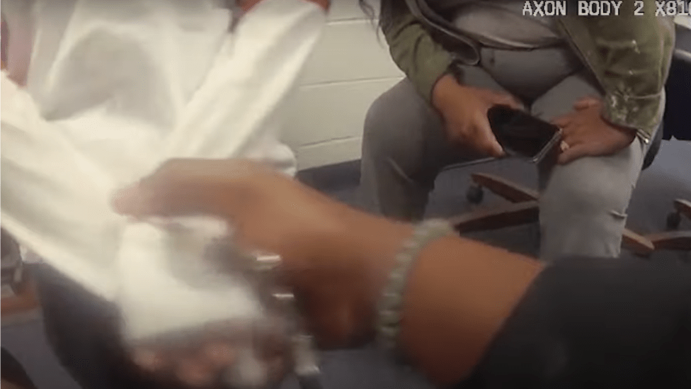 Las imágenes de la cámara corporal de un policía estadounidense muestran a un agente esposando brevemente las manos del niño.