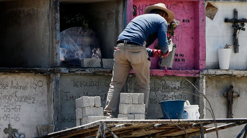 Las cifras de muertes por covid en México superan las 300.000.