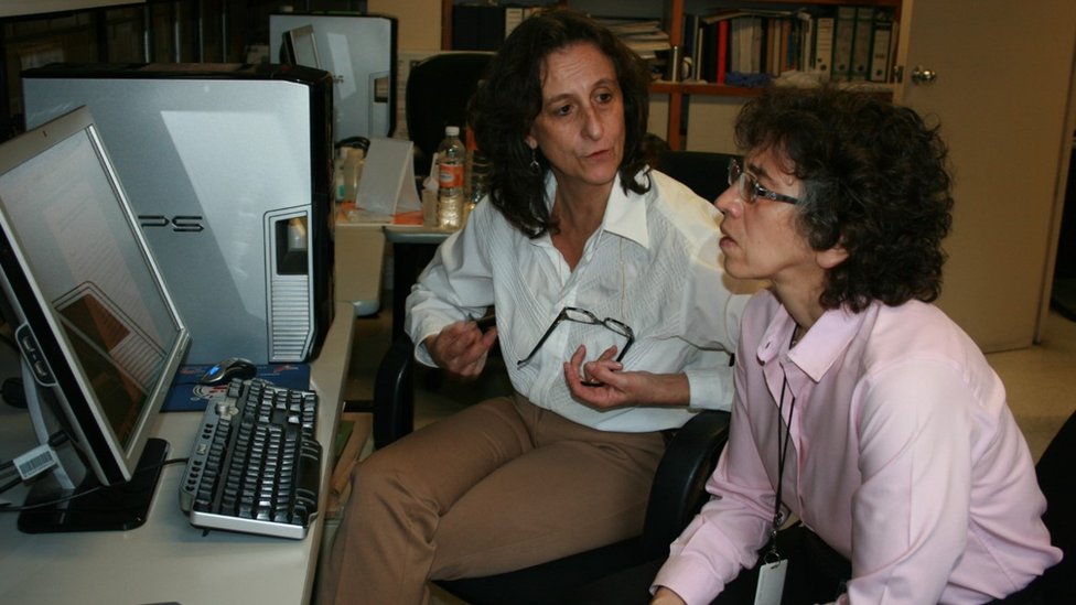 Las investigadoras Edda Sciutto (izquierda) y Gladis Fragoso del Instituto de Investigaciones Biomédicas de la Universidad Nacional Autónoma de México (UNAM).