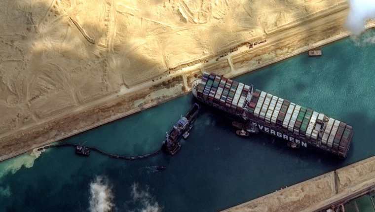 El carguero Ever Given bloqueó durante 6 días el canal de Suez.