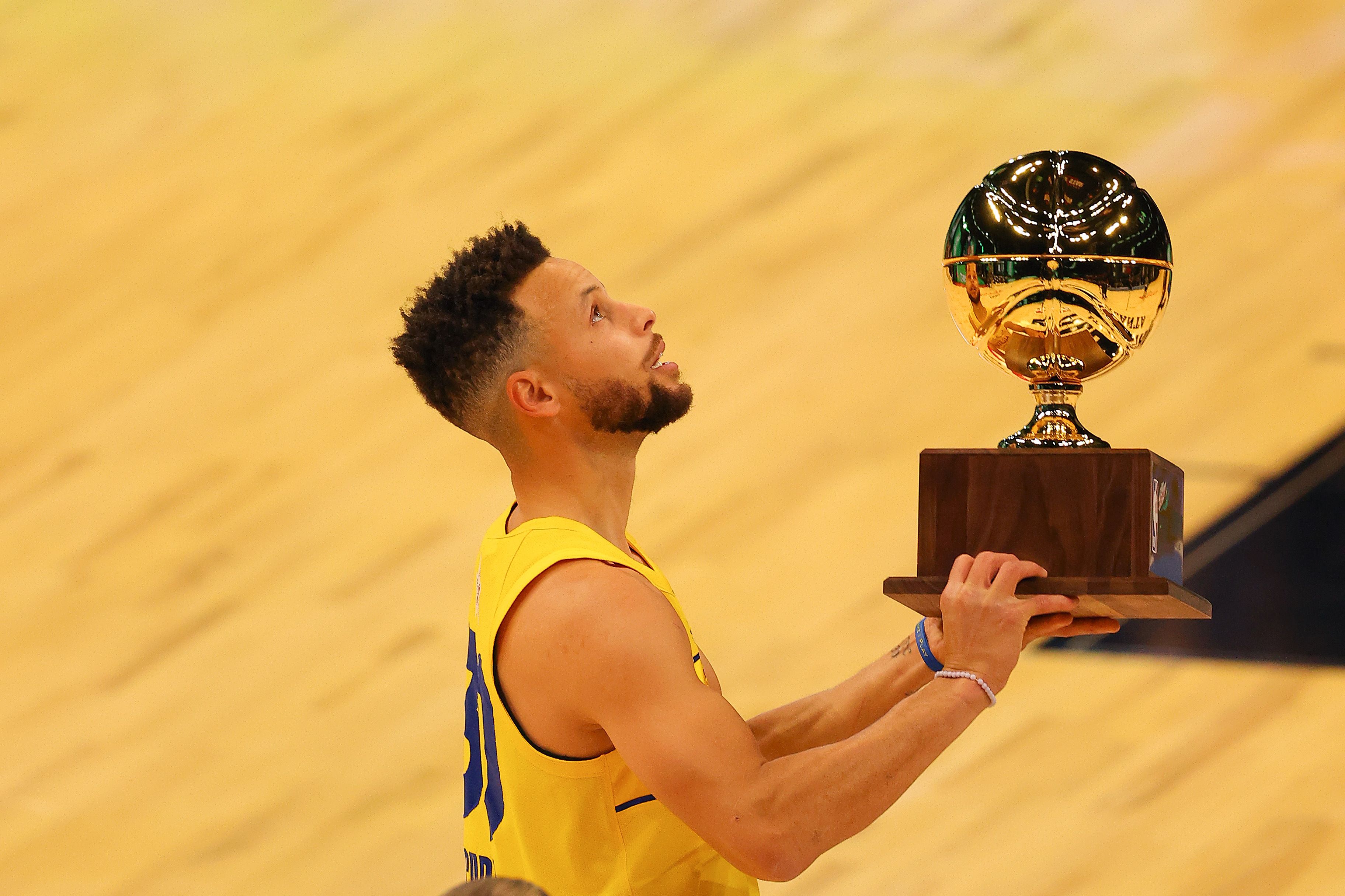  Stephen Curry, del Golden State Warriors, celebra 
después de ganar el concurso de triple en el Juego de las Estrellas de la NBA. (Foto Prensa Libre: AFP).
