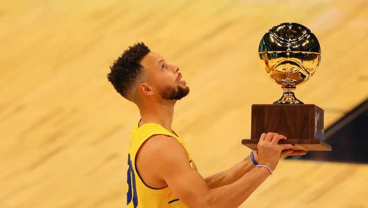  Stephen Curry, del Golden State Warriors, celebra 
después de ganar el concurso de triple en el Juego de las Estrellas de la NBA. (Foto Prensa Libre: AFP).