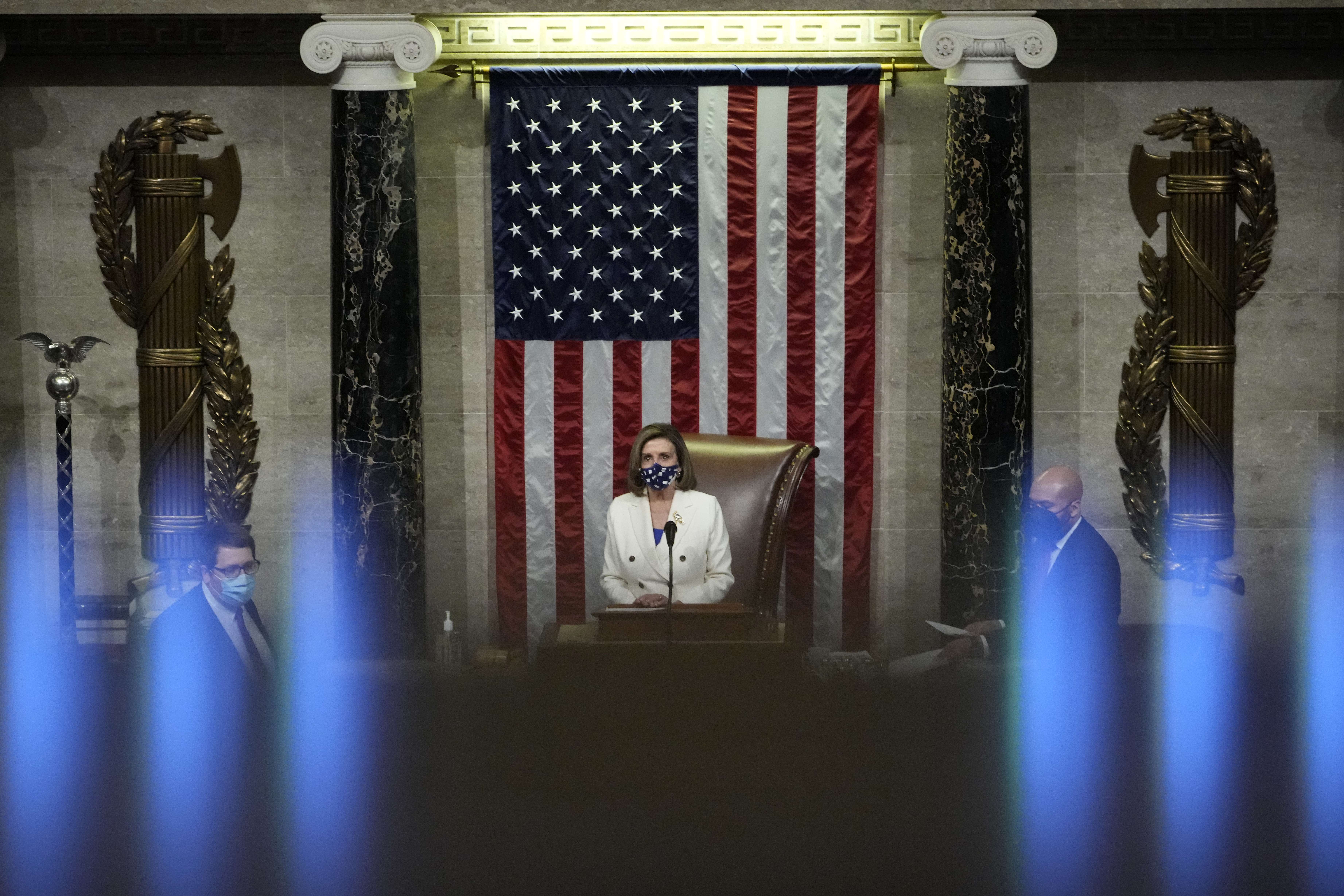 La presidenta de la Cámara de Representantes, Nancy Pelosi, preside la votación sobre el paquete de alivio del coronavirus en la Cámara de Representantes del Capitolio de los Estados Unidos. (Foto Prensa Libre: AFP)