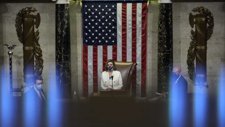 La presidenta de la Cámara de Representantes, Nancy Pelosi, preside la votación sobre el paquete de alivio del coronavirus en la Cámara de Representantes del Capitolio de los Estados Unidos. (Foto Prensa Libre: AFP)