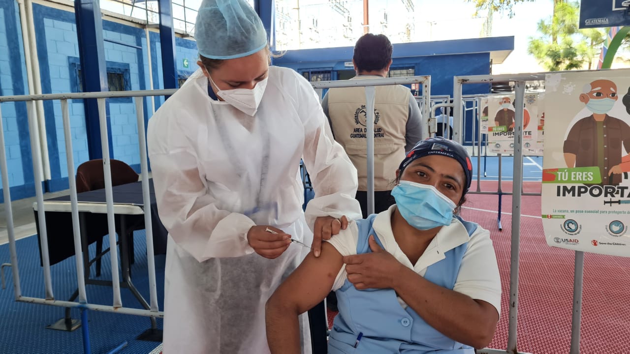 La vacunación en el Hospital San Juan de Dios empieza la segunda dosis. (Foto Prensa Libre)