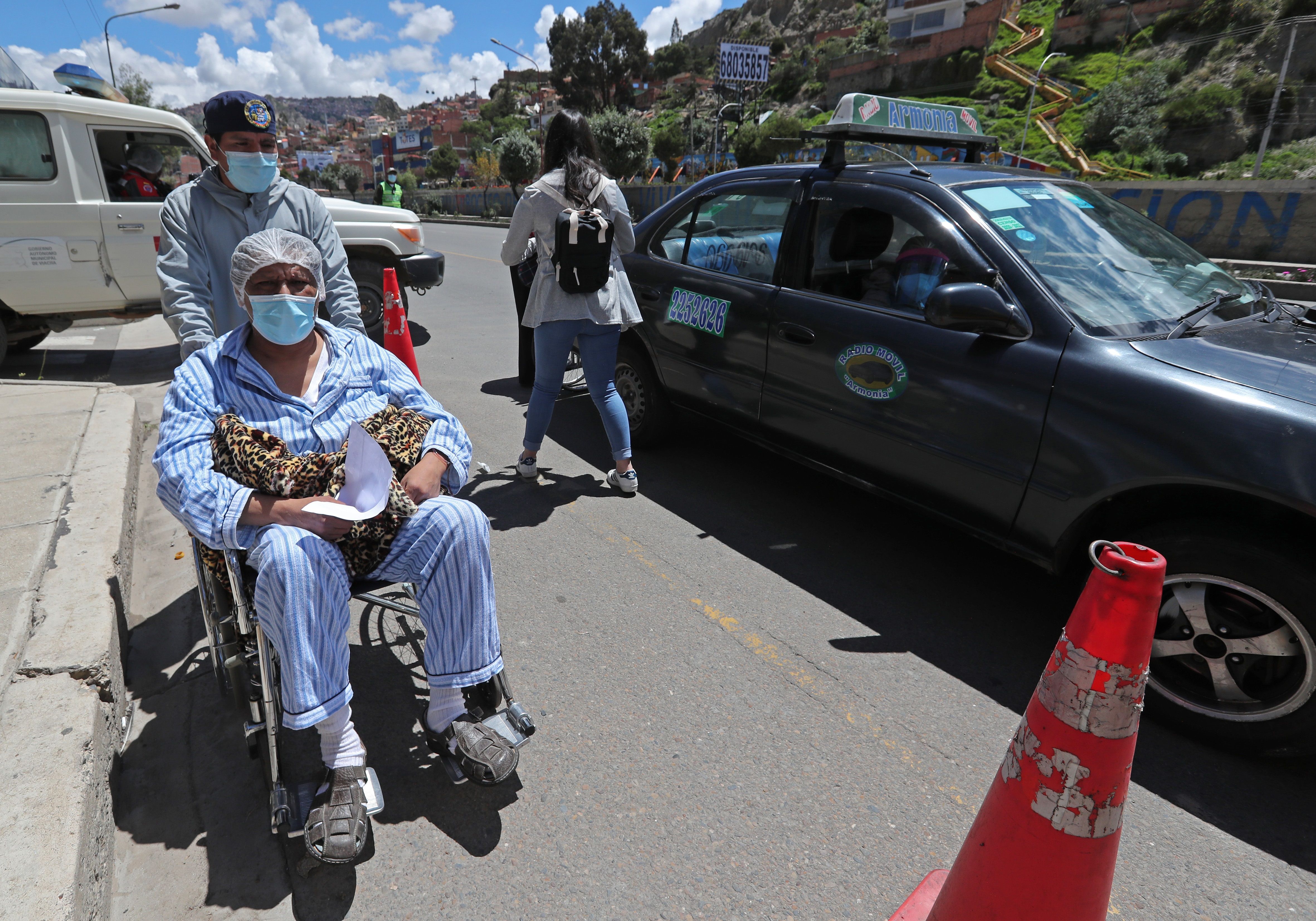 AME8974. LA PAZ (BOLIVIA), 01/03/2021.- Un trabajador de la salud traslada hoy a un paciente con enfermedad renal tras recibir la vacuna contra la covid-19, en La Paz (Bolivia). La vacunación masiva contra la covid-19 continúa este lunes en Bolivia tras la recepción, el pasado miércoles, de 500.000 dosis de Sinopharm, el mayor lote que ha llegado al país, que se suman al primero de 20.000 dosis de la rusa Sputnik V. EFE/Martín Alipaz