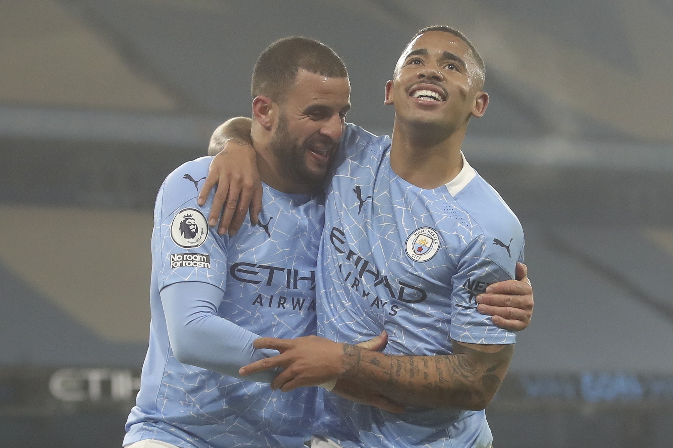 Gabriel Jesus y Kyle Walker celebran el  2-1 del Manchester City sobre el  Wolverhampton. (Foto Prensa Libre: EFE)