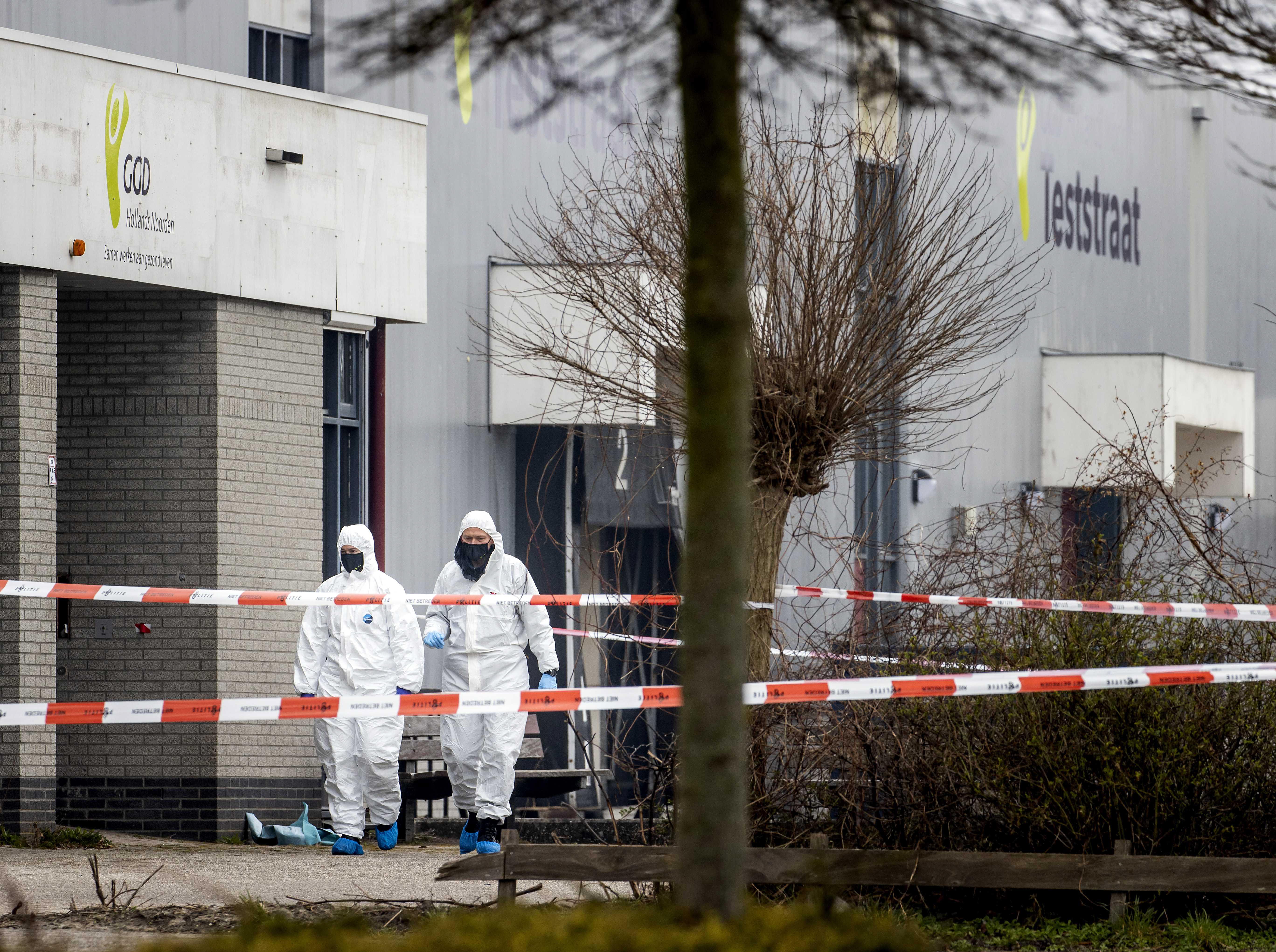Según la policía, nadie resultó herido en una explosión en Bovenkarspel, Holanda, solo ventanas fueron destruidas. (Foto Prensa Libre: EFE)