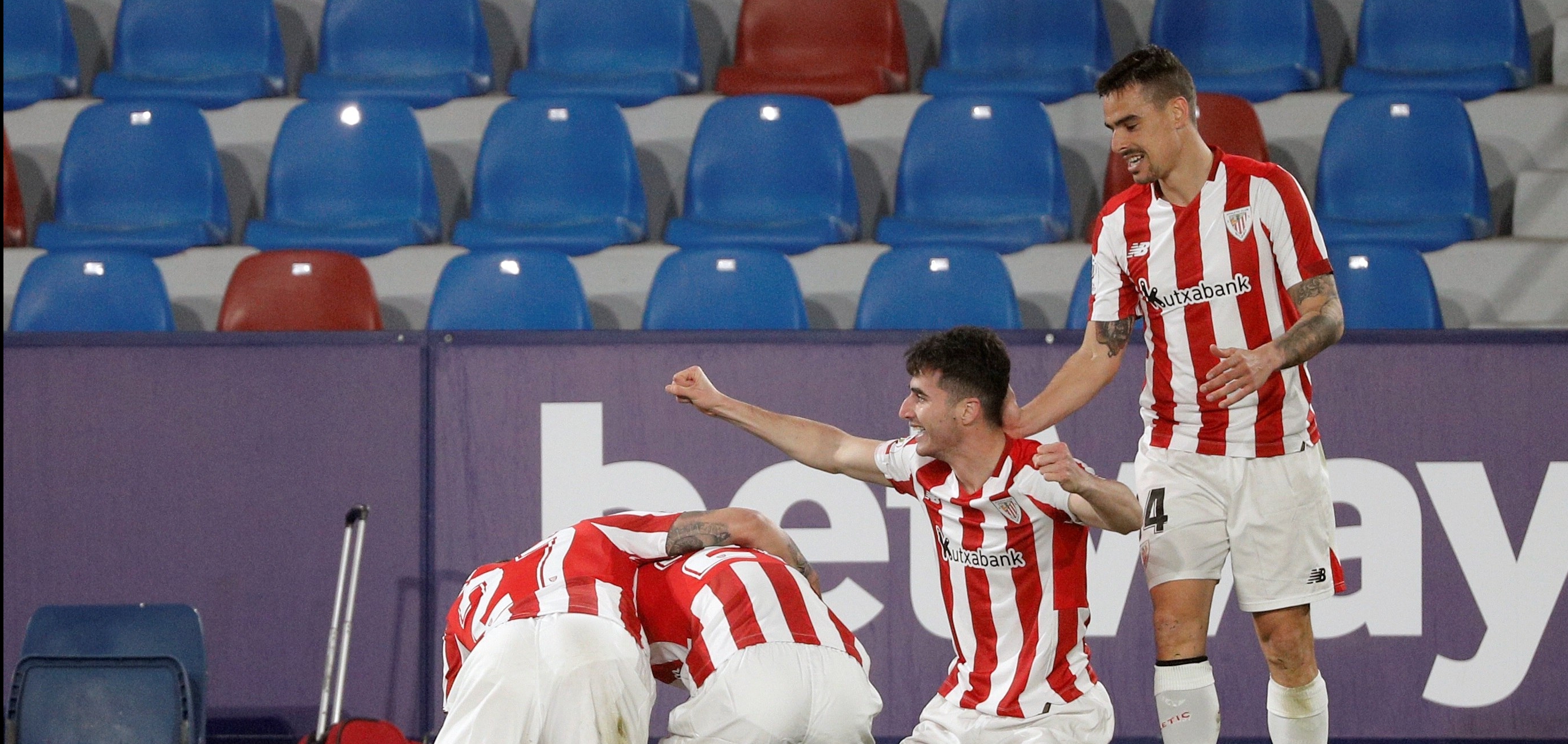 Los jugadores del Athletic celebran el segundo gol del equipo bilbaino durante el encuentro correspondiente a la vuelta de la semifinal de la Copa del Rey frente al Levante. (Foto Prensa Libre: EFE)