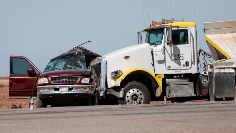 Fotografía donde se muestra la camioneta en la cual viajaban 23 personas chocada por un camión en Holtville cerca a la frontera de California con México dejando un saldo de 13 muertos y 13 heridos el 2 de marzo de 2021 en Holtville, California. (Foto Prensa Libre: EFE)
