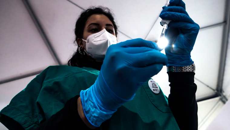 
Si las investigaciones continúan arrojando resultados positivos, la medicina podría convertirse en el primer antiviral contra el coronavirus. (Foto Prensa Libre: EFE)
