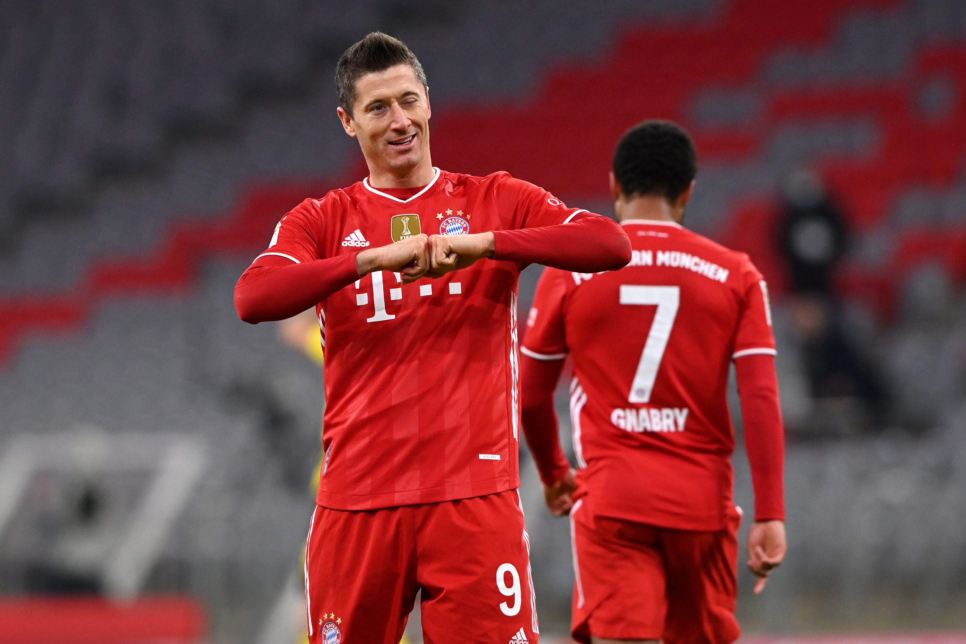 Robert Lewandowski con un triplete hizo que el Bayern remontara el partido ante el Borussia Dortmund. Foto Prensa Libre:  EFE