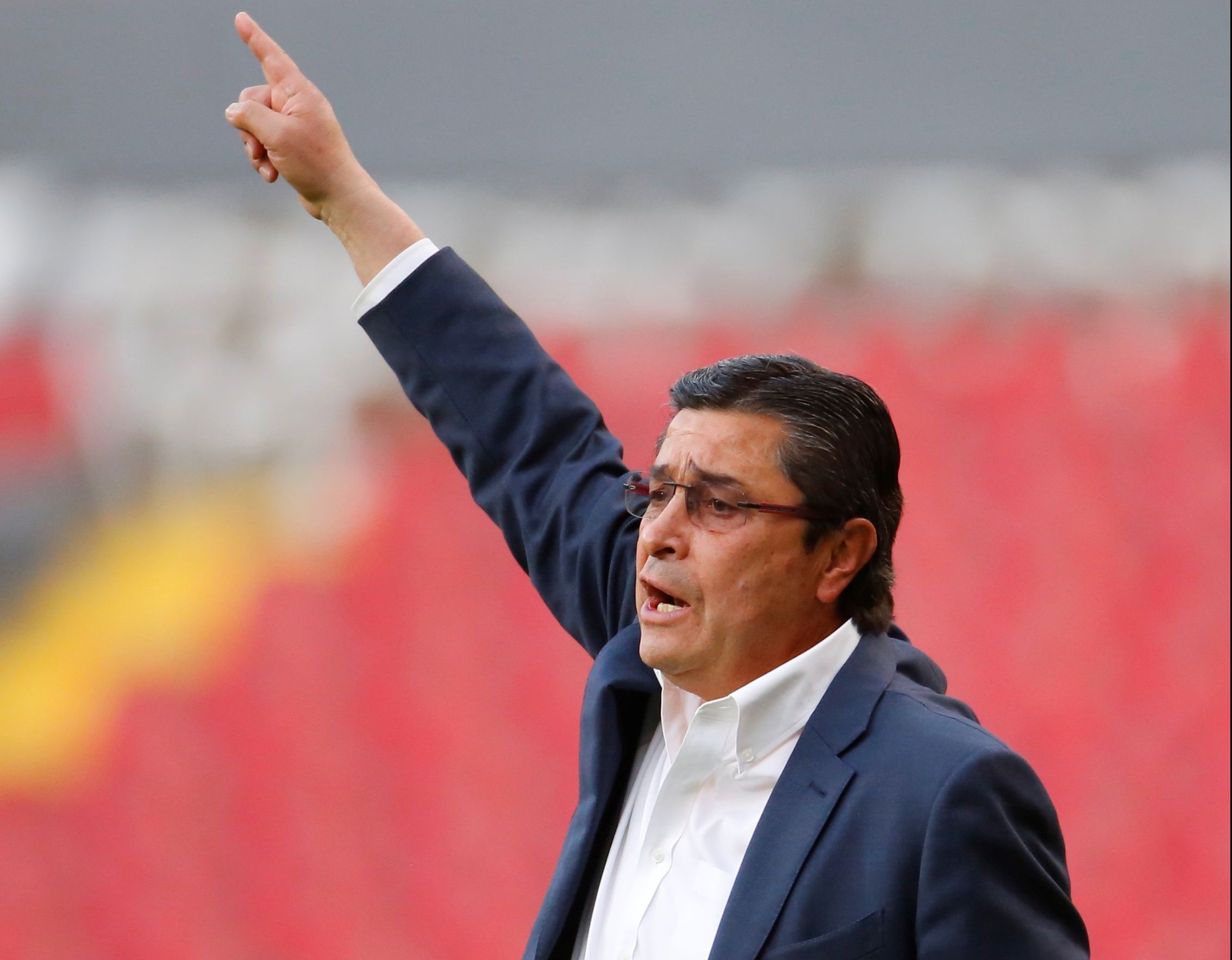 MEX6342. GUADALAJARA (MÉXICO), 06/03/2021.- El técnico de Juárez, Luis fernando Tena, gesticula ante Atlas hoy, durante un partido correspondiente a la jornada 10 del torneo del fútbol mexicano, celebrado en el estadio Jalisco en la ciudad de Guadalajara, Jalisco (México). EFE/Francisco Guasco