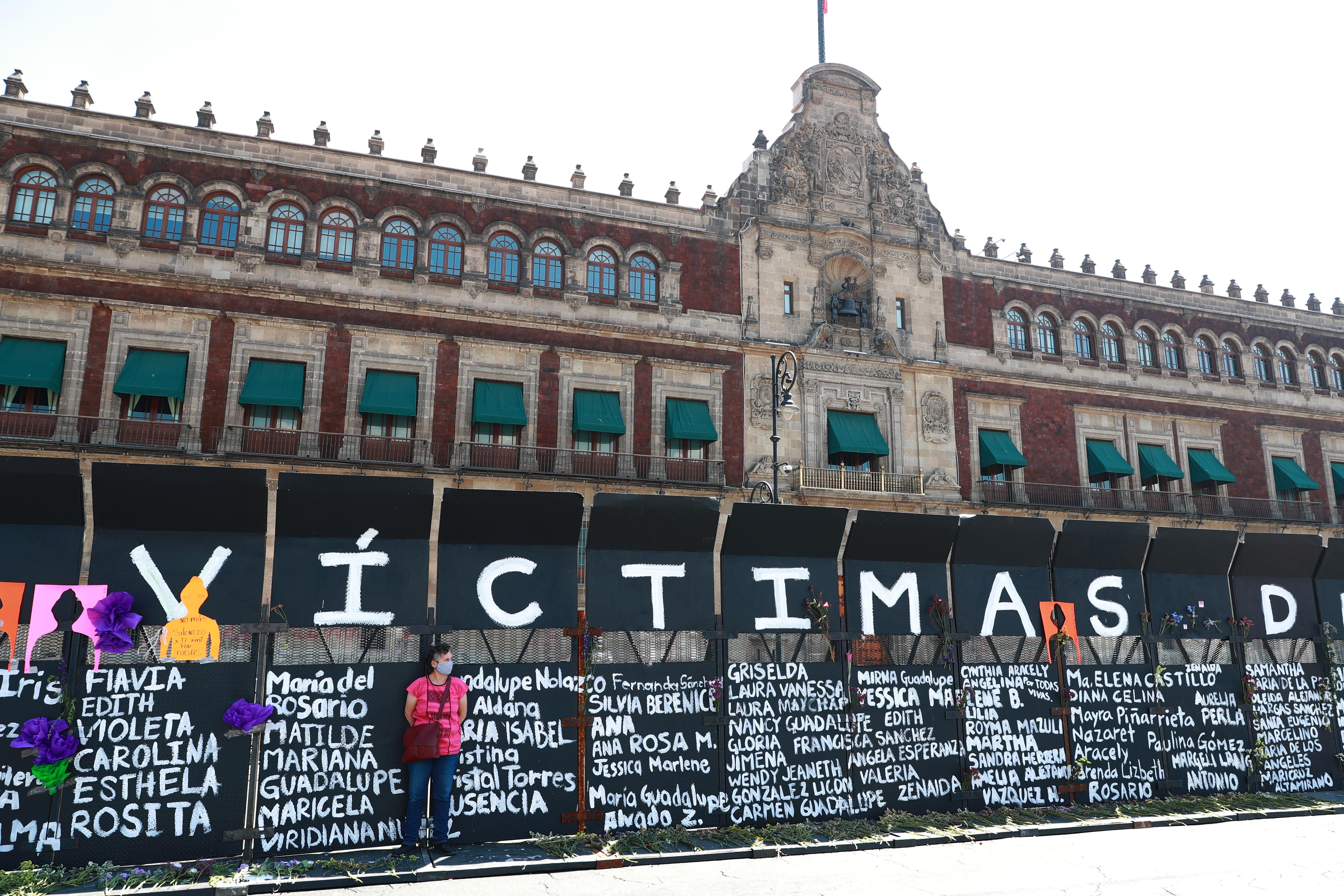 Carteles con los nombres de víctimas de femicidio fueron colocados en los cercos metálicos instalados por el Gobierno de México. (Foto Prensa Libre: EFE)