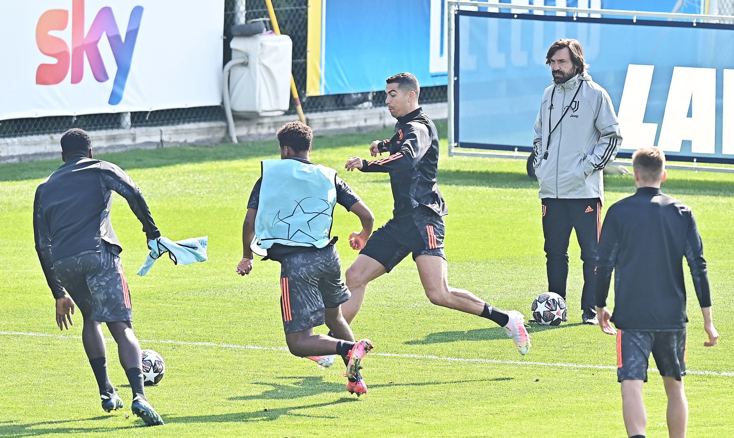 El técnico de la Juventus, Andrea Pirlo, dirige el entrenamiento antes de enfrentar al Oporto.  Foto Prensa Libre: EFE.