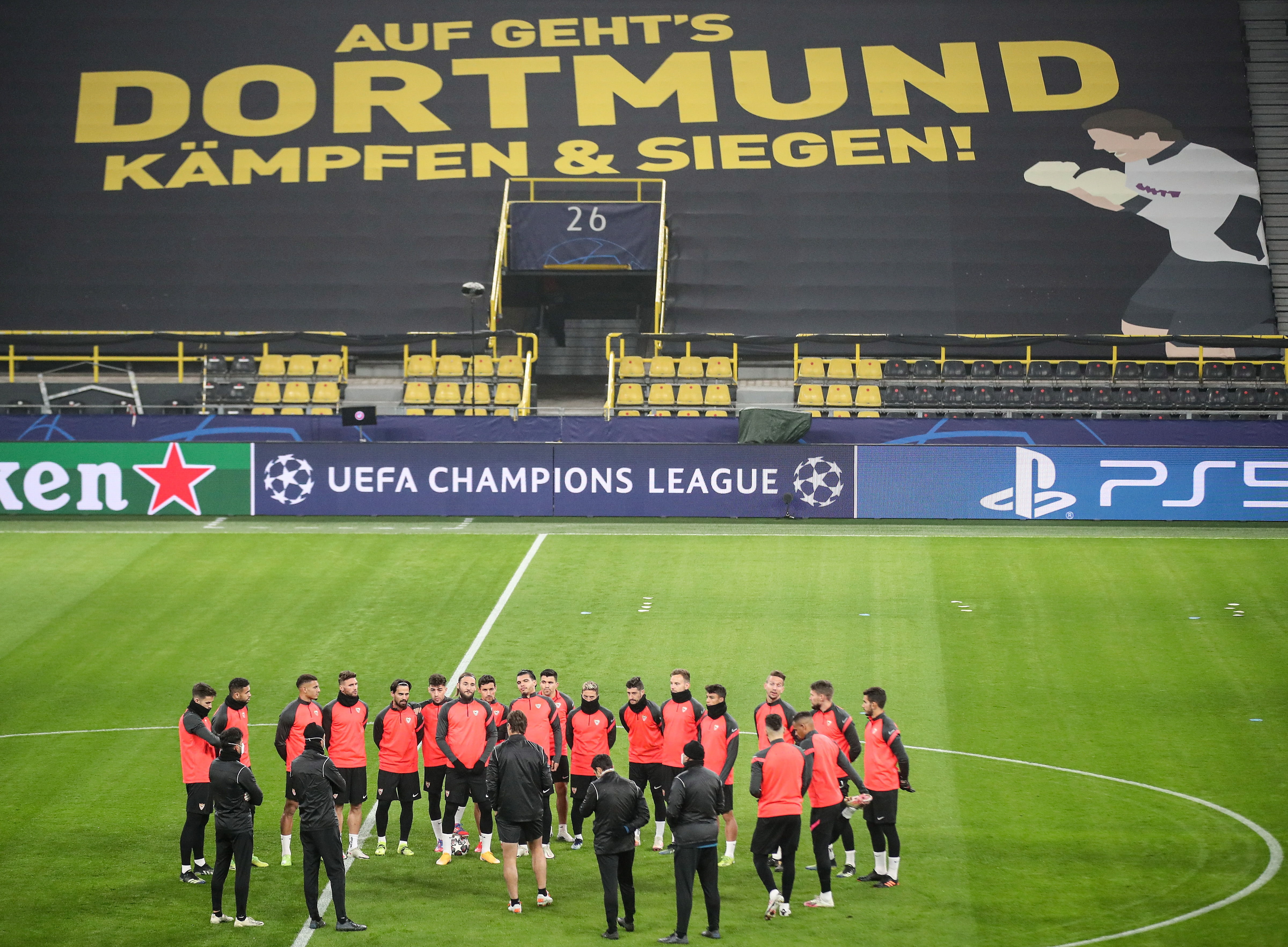 Los jugadores del Sevilla y su técnico durante en entreno antes de enfrentar al Dortmund en -Alemania. Foto Prensa Libre: EFE.