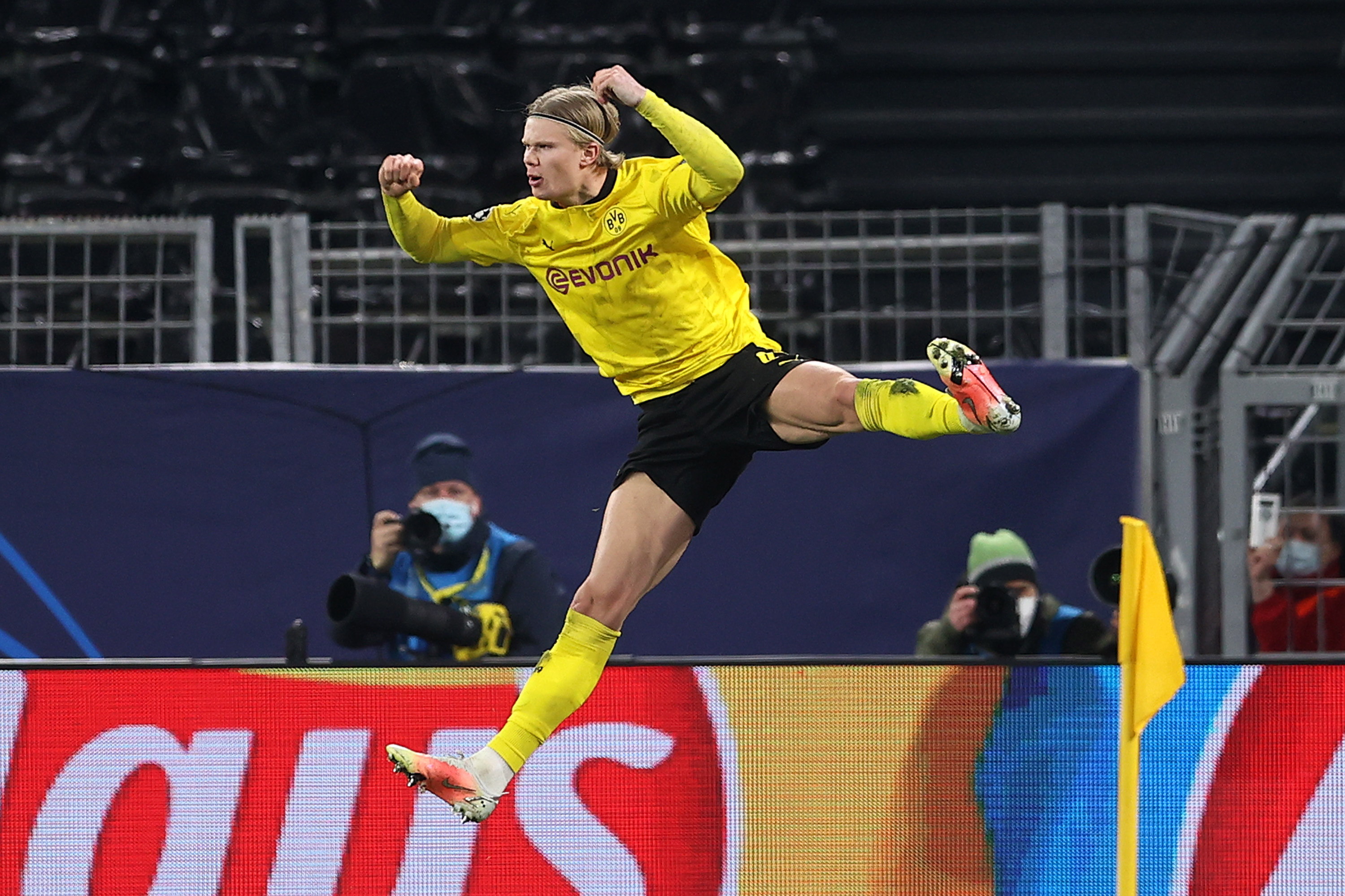 Erling Haaland del Borussia Dortmund celebra de esta forma uno de los dos goles que marcó ante el Sevilla. Sumó diez en seis partidos de Champions. Foto Prensa Libre: EFE.