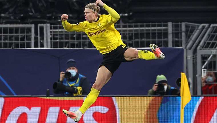 Erling Haaland del Borussia Dortmund celebra de esta forma uno de los dos goles que marcó ante el Sevilla. Sumó diez en seis partidos de Champions. Foto Prensa Libre: EFE.