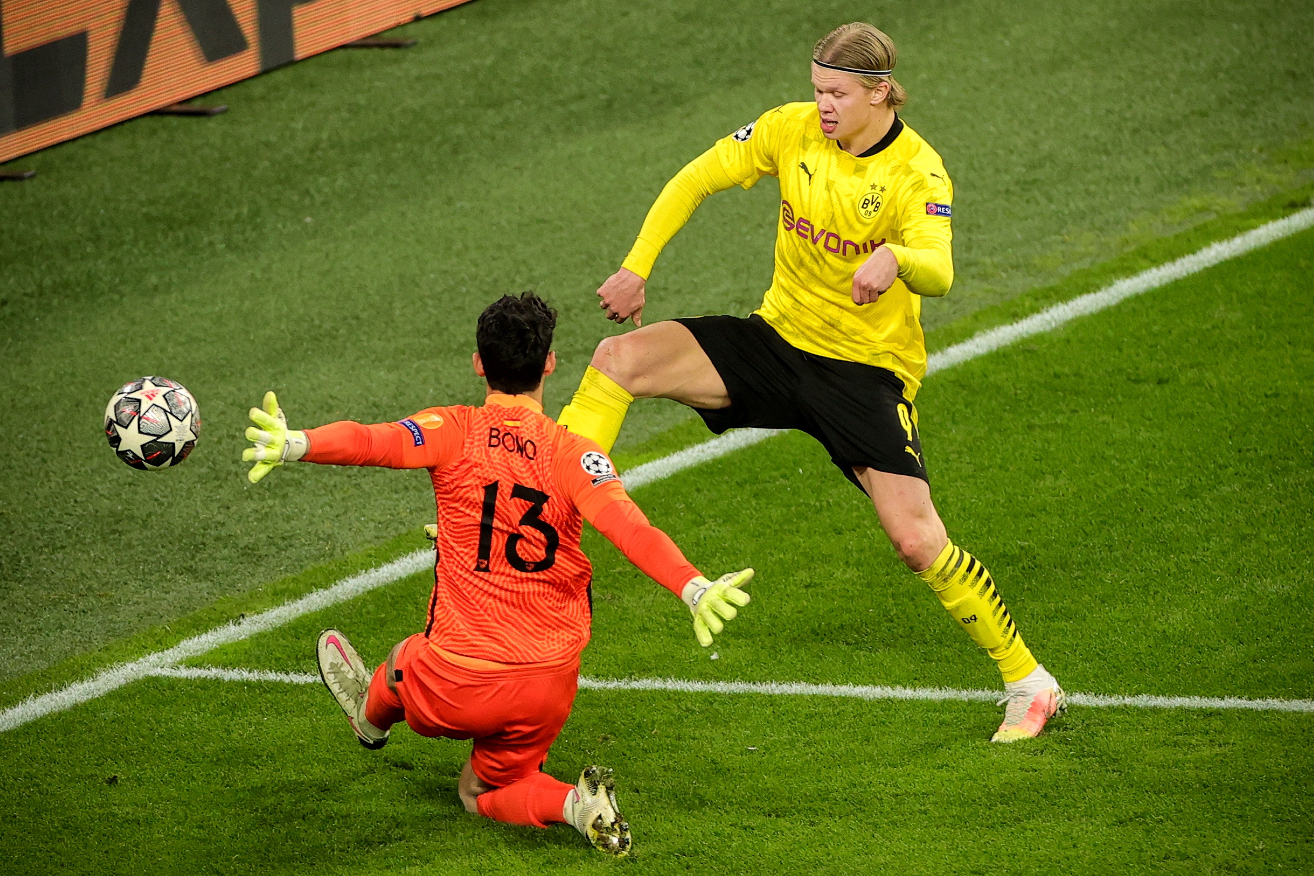 Erling Haaland rompió cinco récord de Champions el 9 de marzo durante el partido ante el Sevilla. Foto Prensa Libre: EFE.