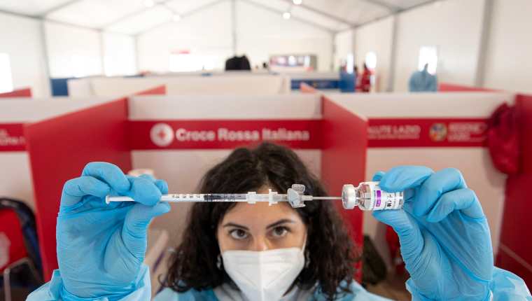 Luego de la propagación del coronavirus fuera de China, la OMS declaró pandemia el 11 de marzo del 2020.  (Foto Prensa Libre: EFE)