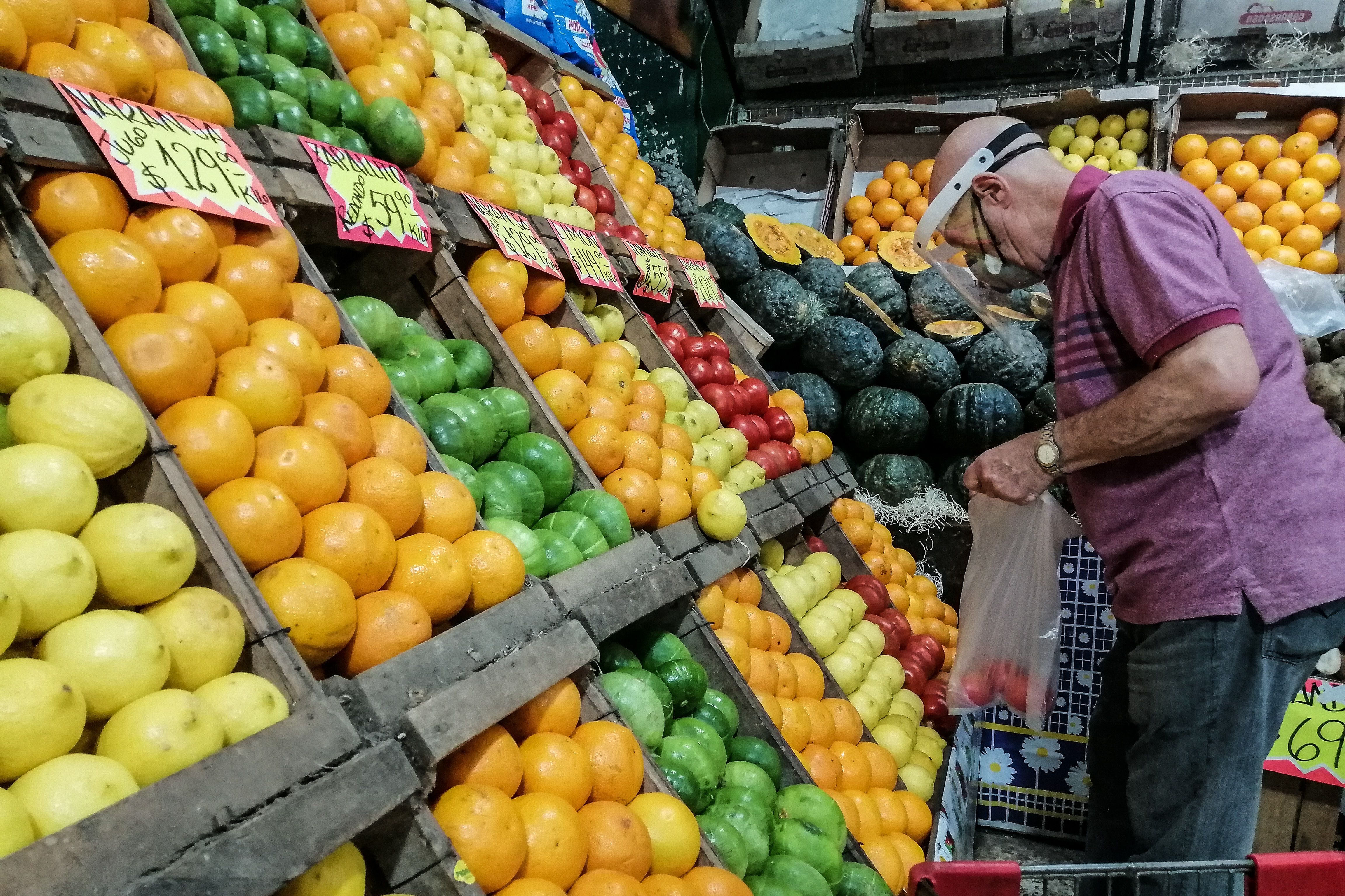 AME1259. BUENOS AIRES (ARGENTINA), 11/03/2021.- Un hombre compra frutas en un supermercado hoy, en Buenos Aires (Argentina). Argentina difunde las cifras de la inflación de febrero pasado, tras haber iniciado 2021 con un 4 % y acumulado en todo el año pasado un 36,1 %, la más alta de Latinoamérica después de Venezuela. EFE/ Juan Ignacio Roncoroni