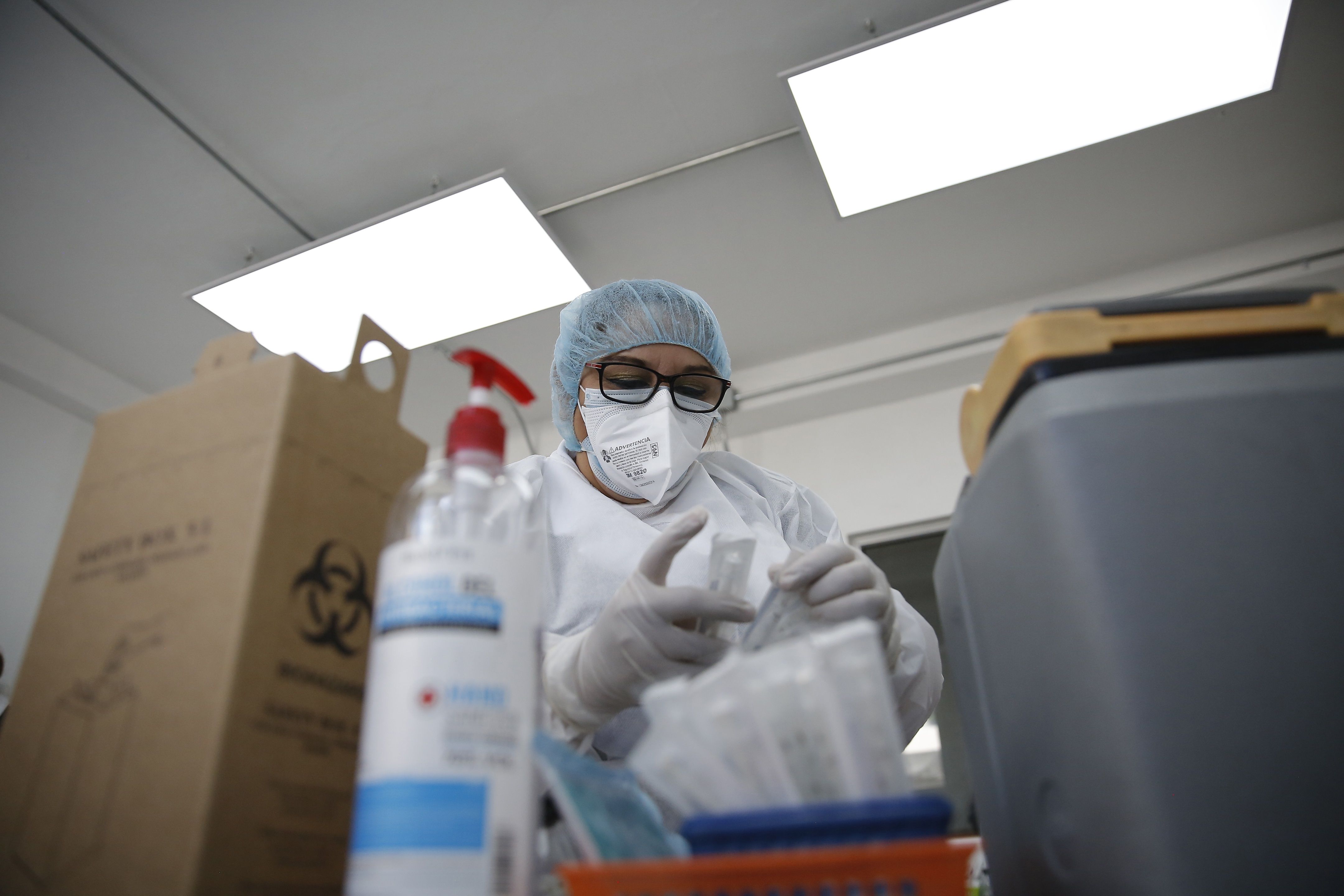 Una enfermera prepara la vacuna contra la covid-19 en una jornada de vacunación al personal sanitario en Mejicanos, El Salvador. Foto Prensa Libre: EFE.